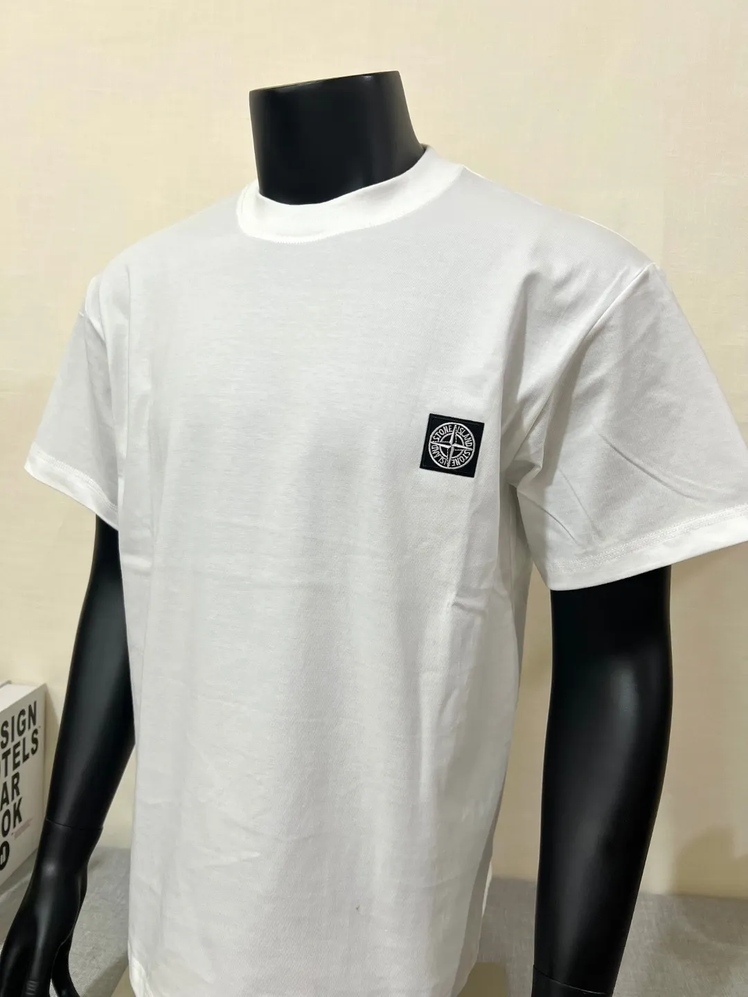 P140 STONE ISLAND top version, differentiated currency, 2025ss official website synchronization, embroidered small label LOGO short-sleeved T-shirt, 64 counts, high density 240g double yarn pure cotton, imported machine embroidered small label, embroidered letters are clean and neat, supports NFC scanning code to enter GW, YB ready-to-wear fabric collar hemming, shoulder bone and tight thread It will not deform after being worn for a long time. It has been washed with high temperature for 4 times. It does not fade, shrink or pill. It is comfortable and stretchable. It is a must-have wardrobe item. Same style for men and women. Five colors: lilac gray, dark gray, white, black, copper brown. Size: XS-L. Maximum L can wear 200 pounds.